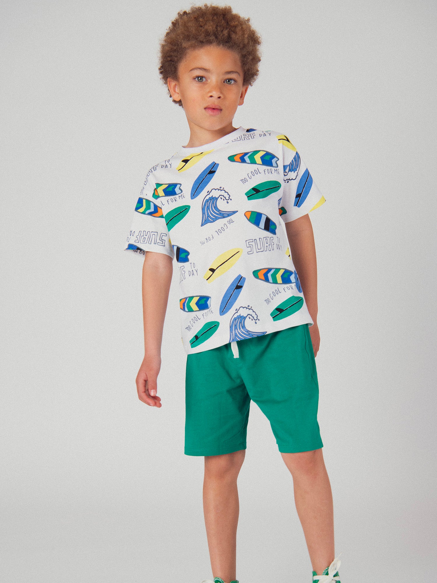White t-shirt and green short set with print for boys