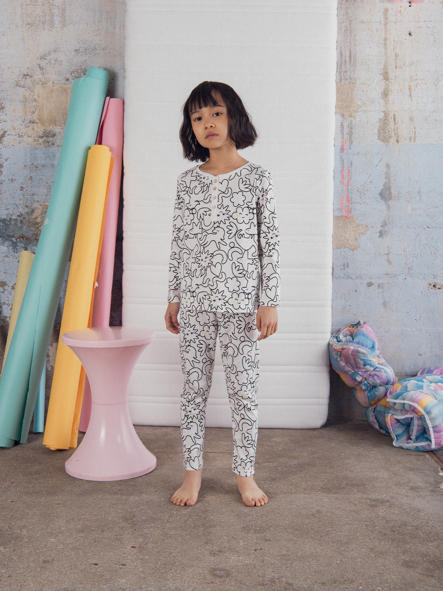 Long cream pajamas with all-over "DREAM" print for girl's child