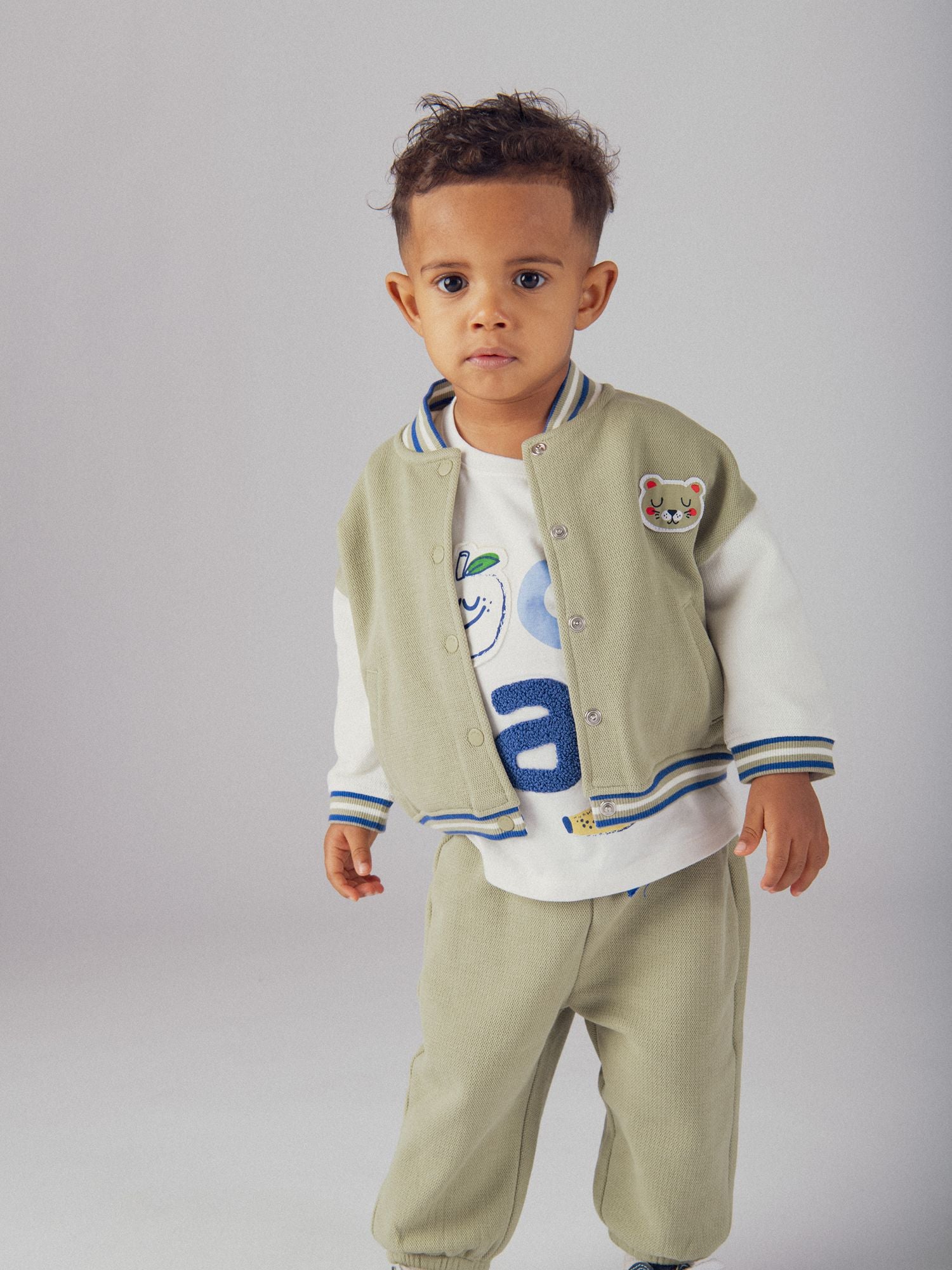 Sporty khaki pants with tiger for baby boy