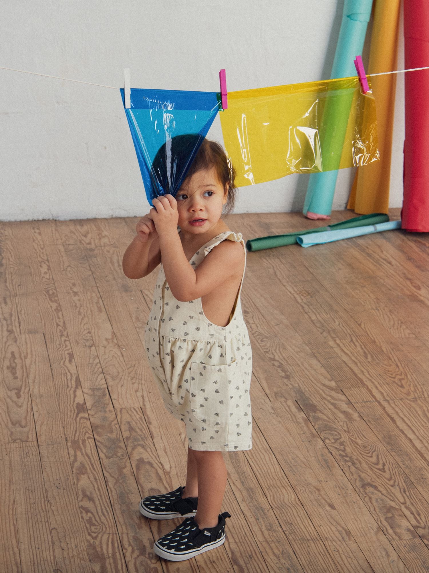 Short dungarees with ruffled straps featuring "Hearts" print for baby girls