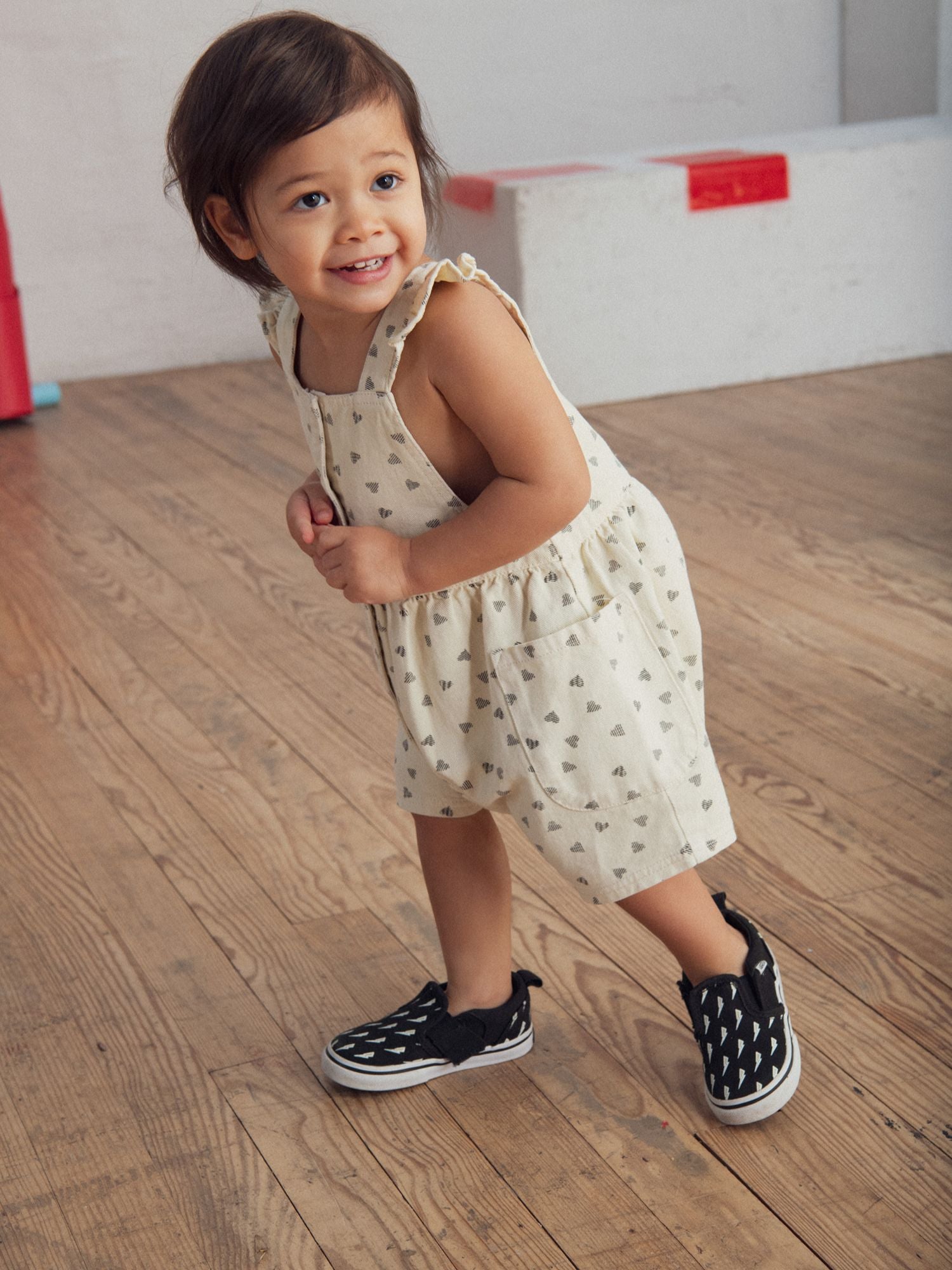 Short dungarees with ruffled straps featuring "Hearts" print for baby girls