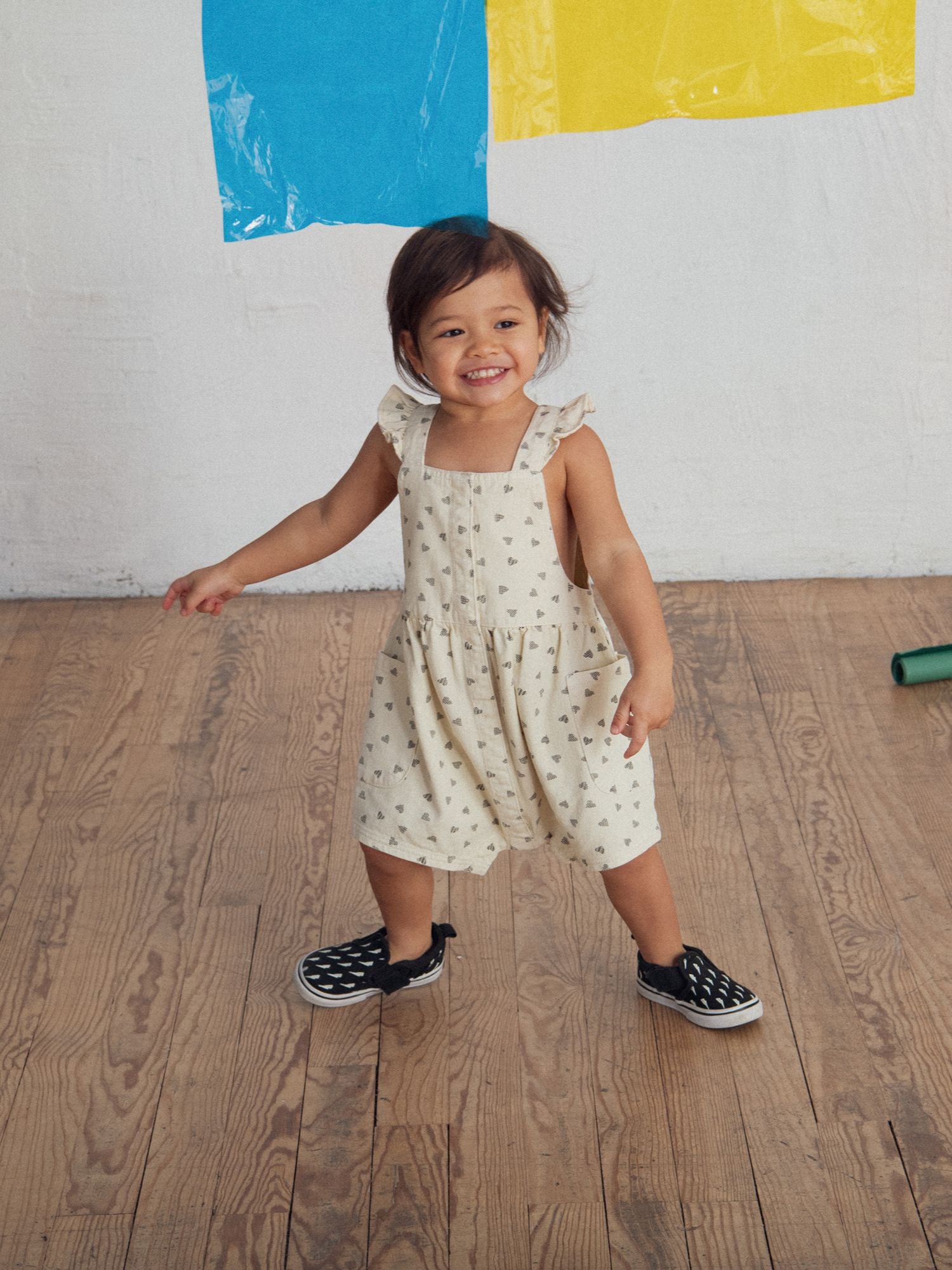 Short dungarees with ruffled straps featuring "Hearts" print for baby girls