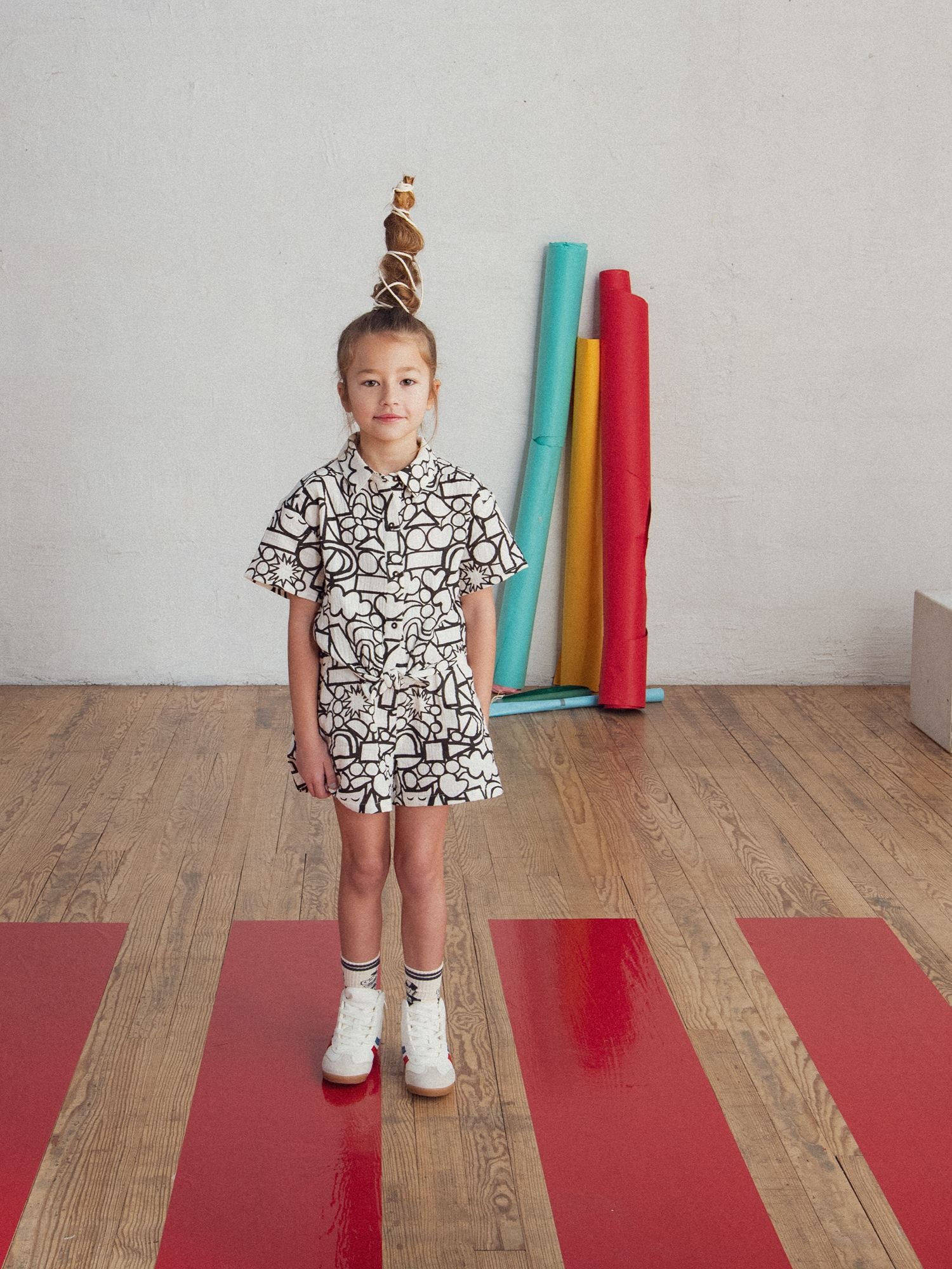 Ecru shorts with graphic print for girls