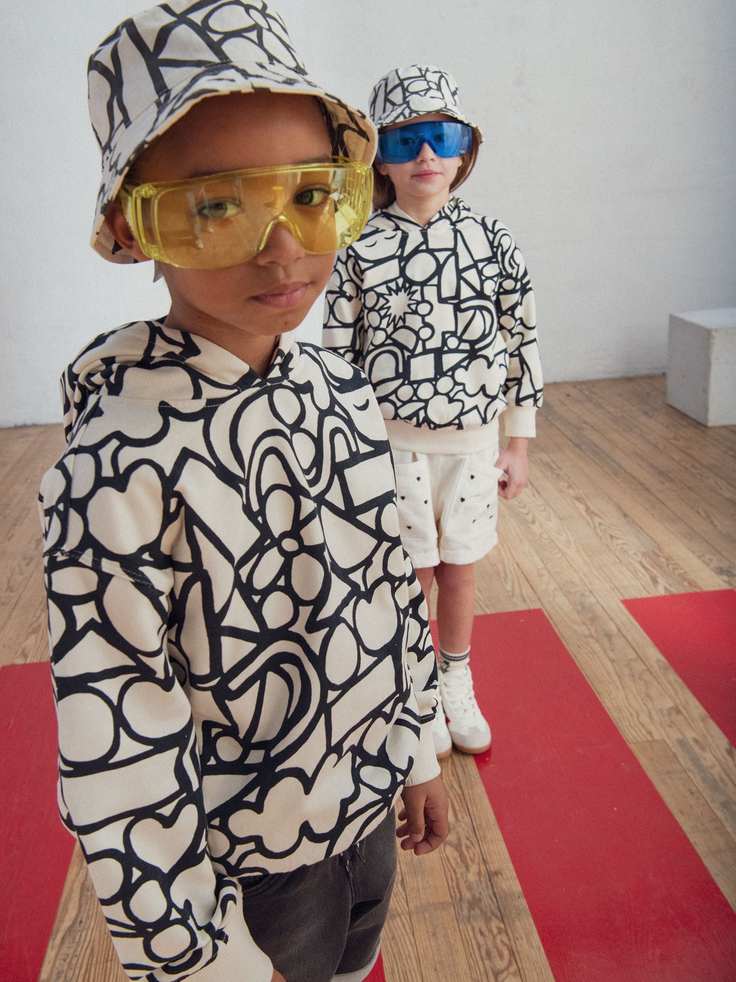 Ecru sweatshirt with graphic print for boys