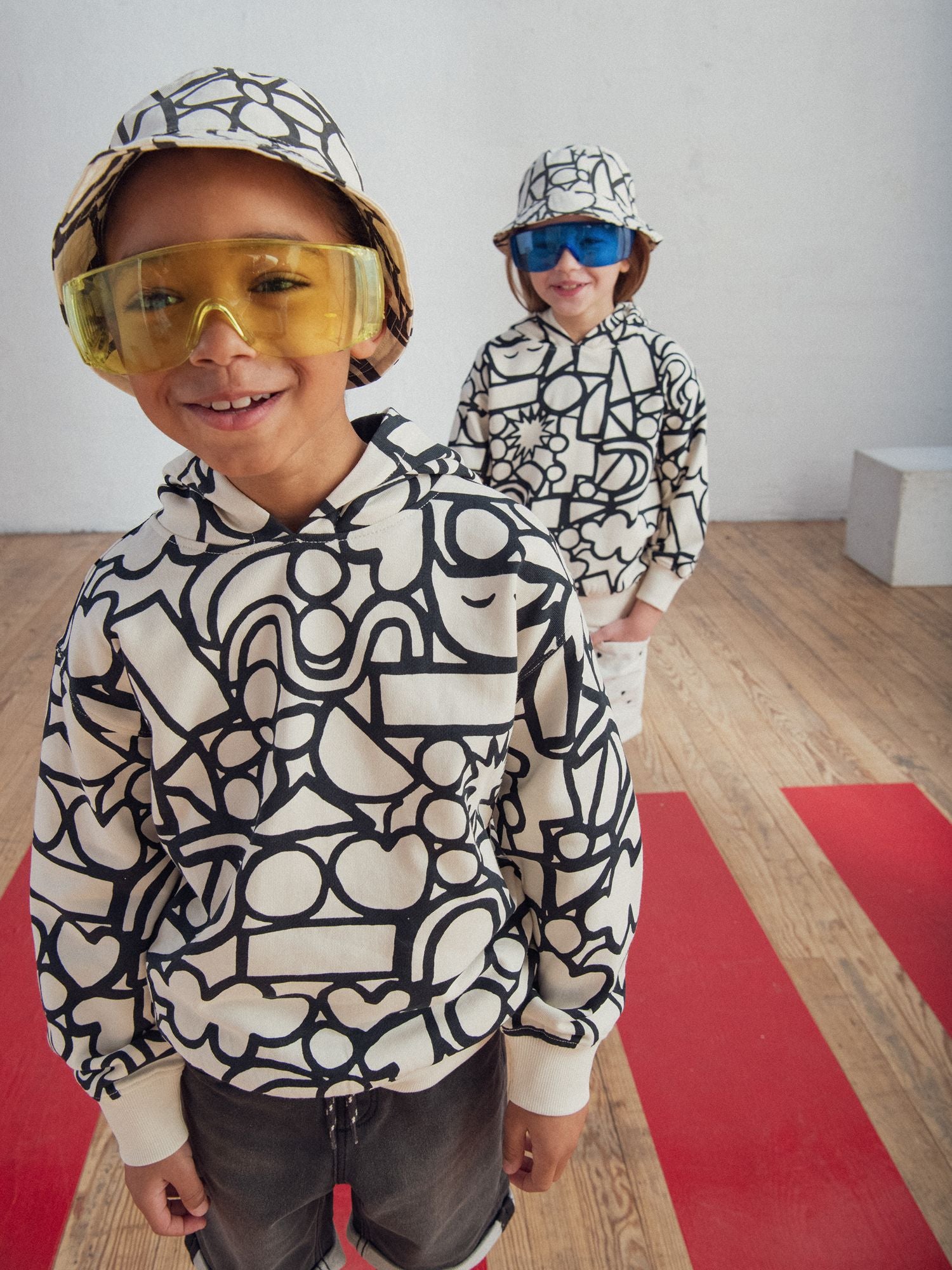 Ecru sweatshirt with graphic print for boys