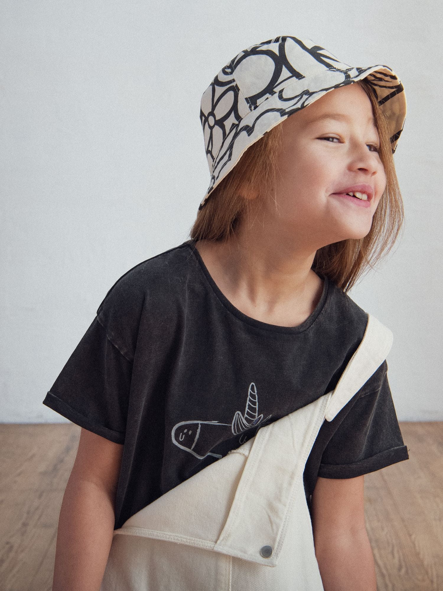 Dark grey unicorn animation t-shirt for girls