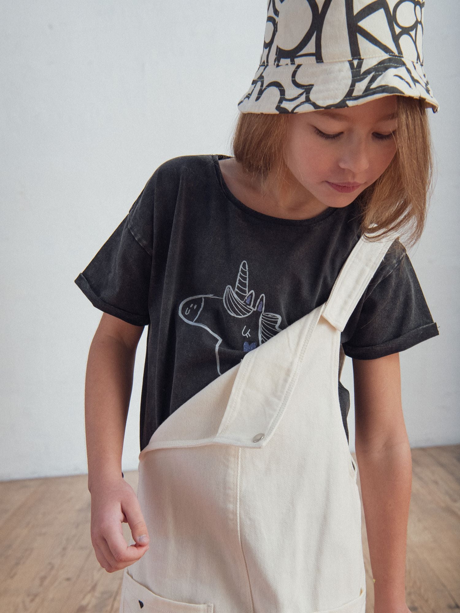 Dark grey unicorn animation t-shirt for girls