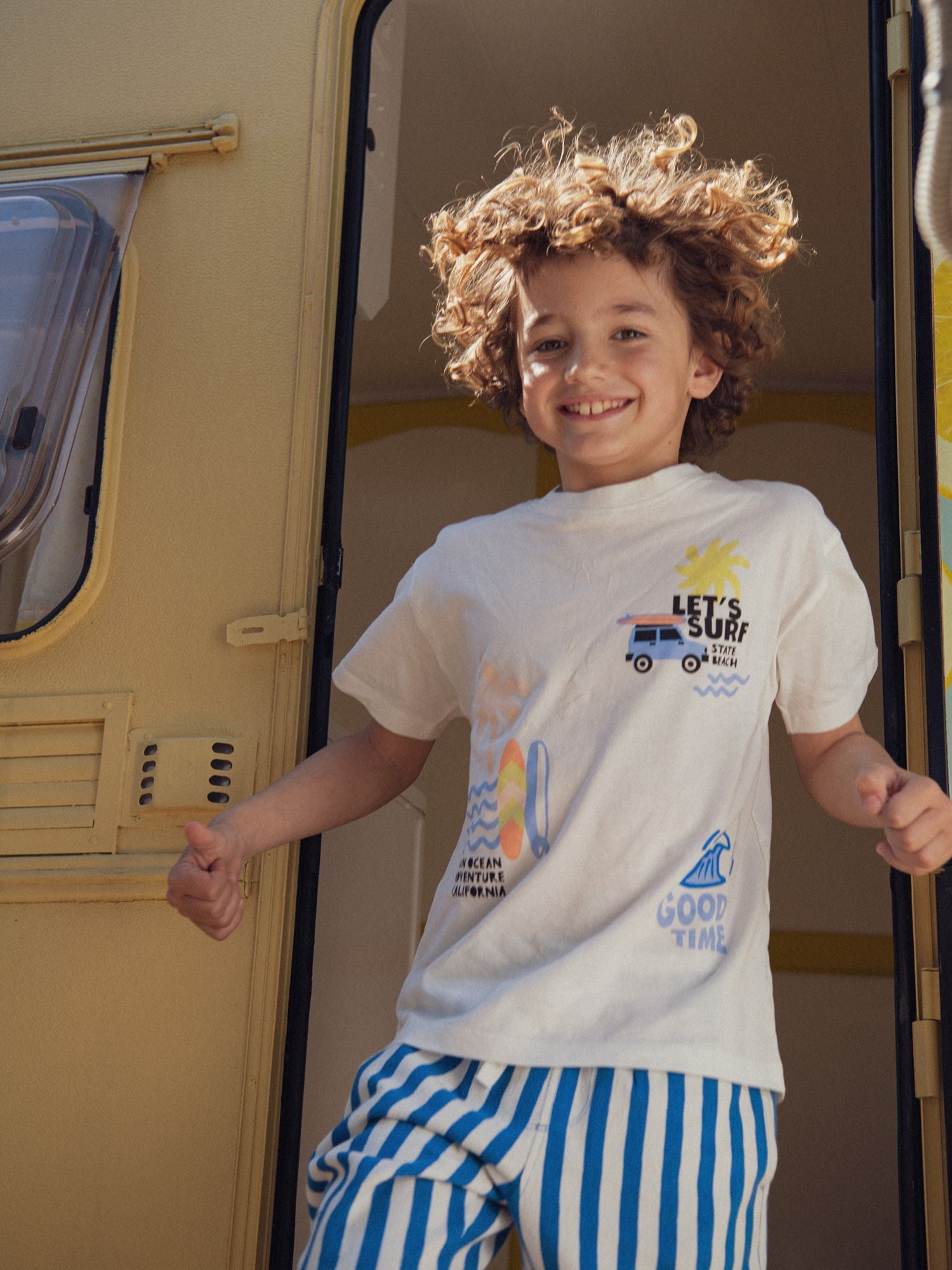 Ecru T-shirt with beach animations for boys