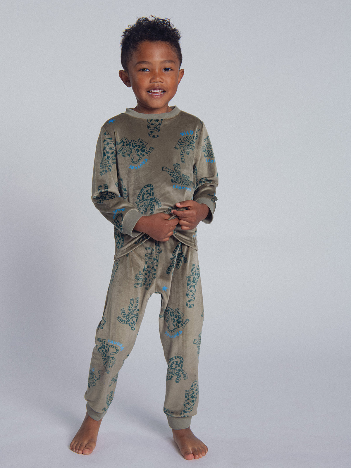 2-piece stretch velvet pajama with leopard print for boy child