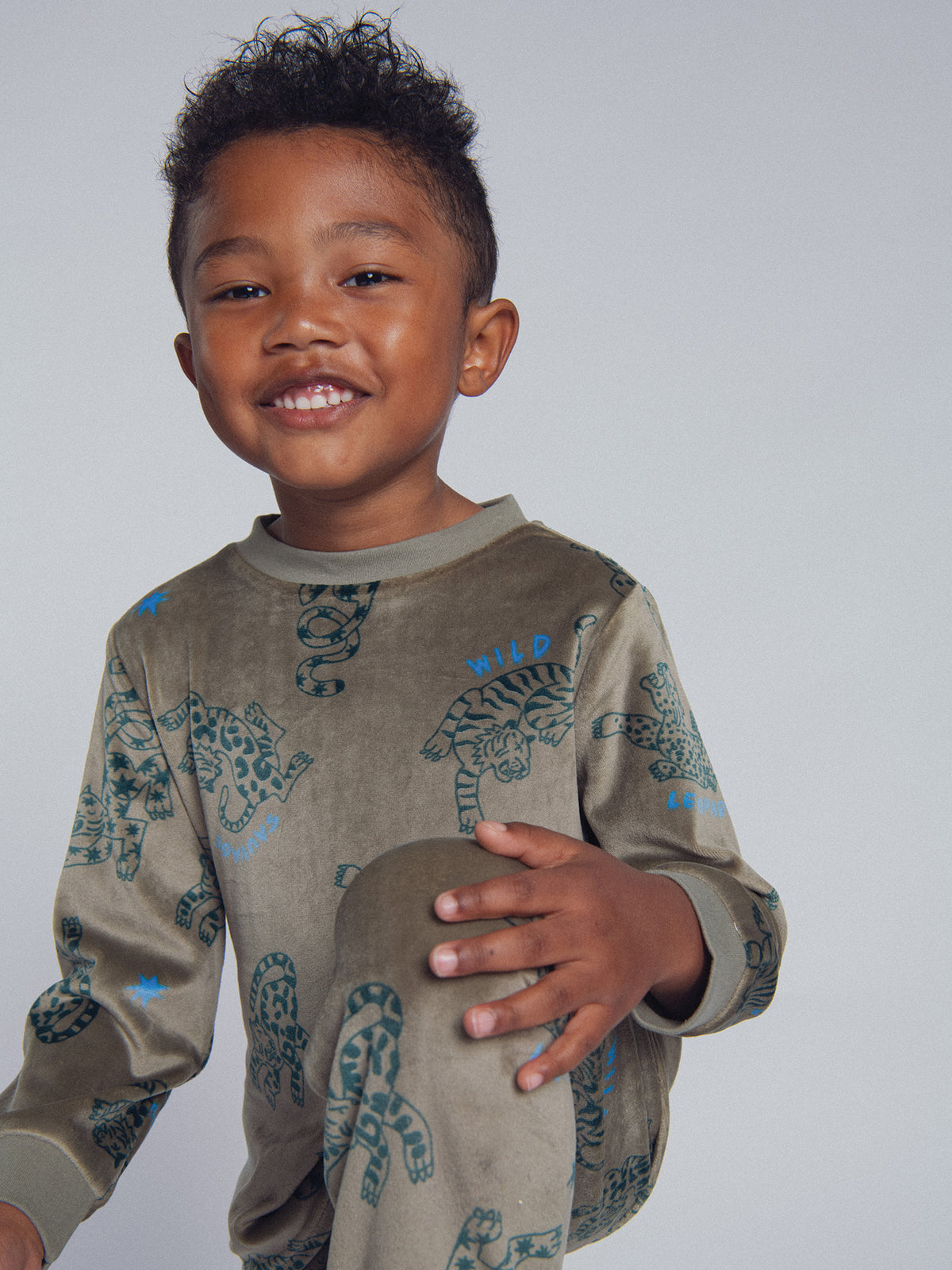 2-piece stretch velvet pajama with leopard print for boy child