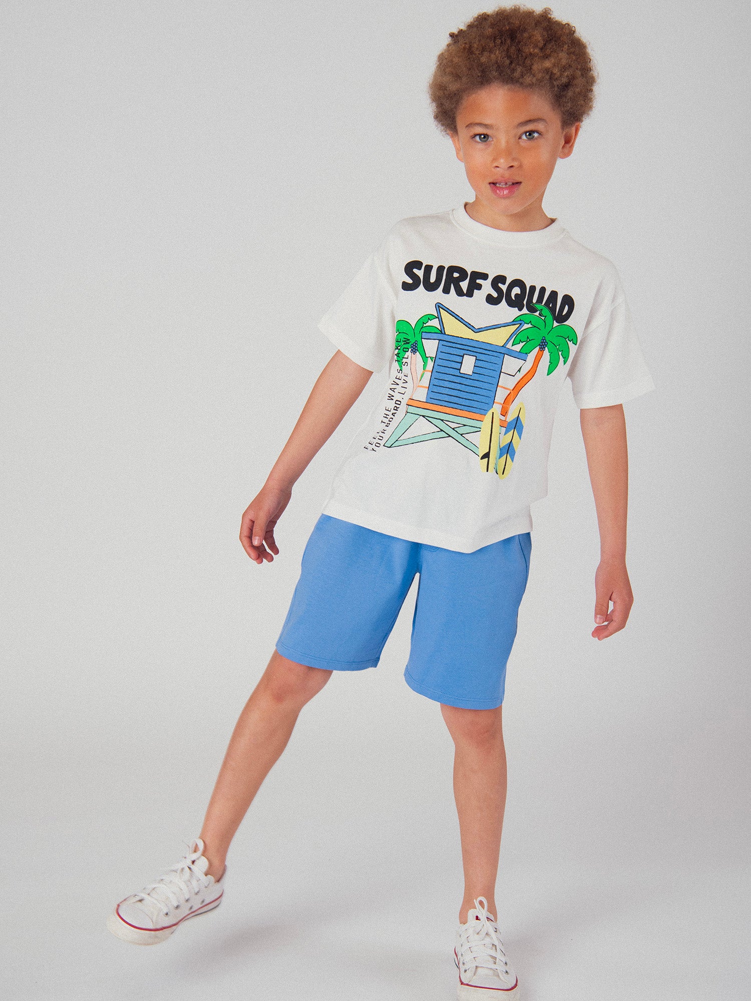 Ecru t-shirt and blue shorts with animation for boys