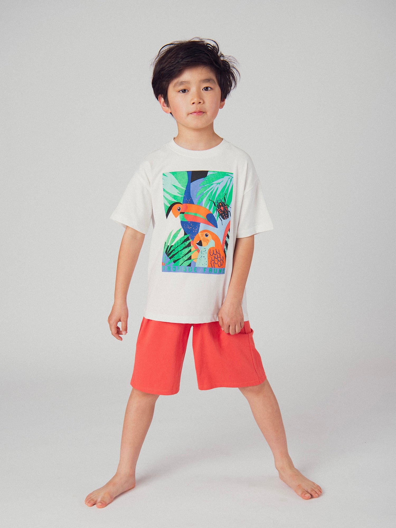 Ecru t-shirt and red shorts set with animation for boy