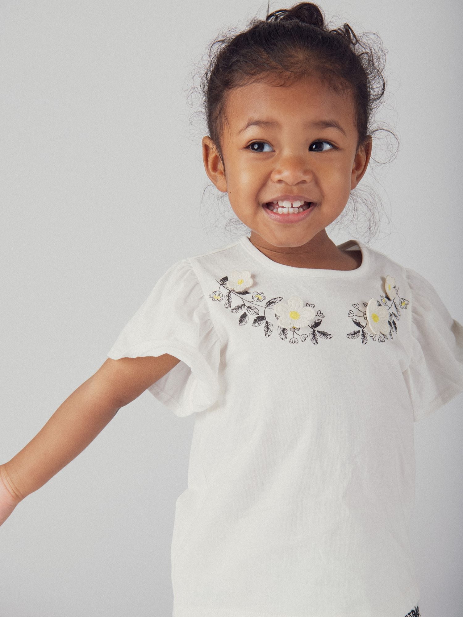 Ecru embroidered flower t-shirt with ruffled sleeves for baby girl