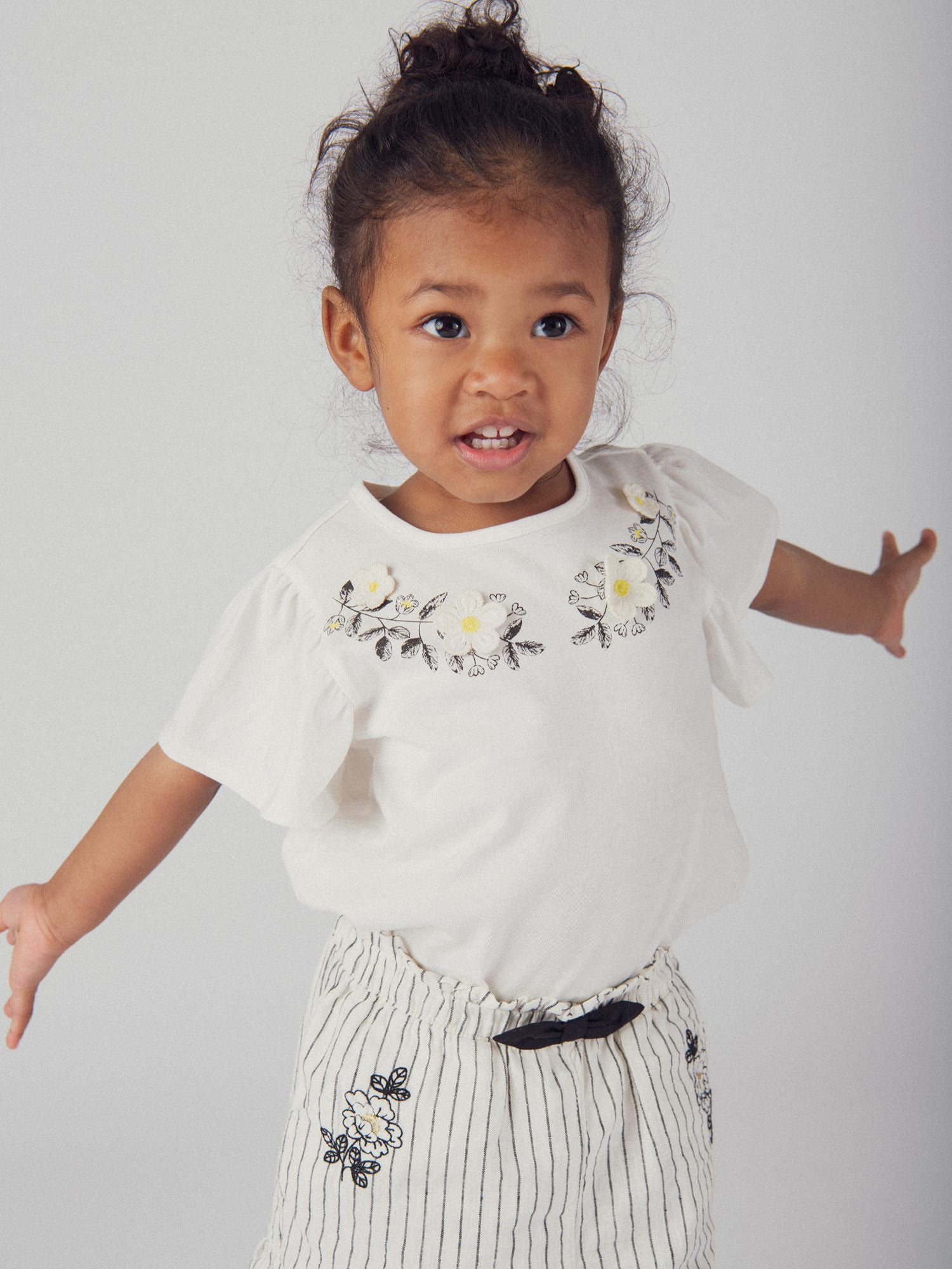 Ecru embroidered flower t-shirt with ruffled sleeves for baby girl