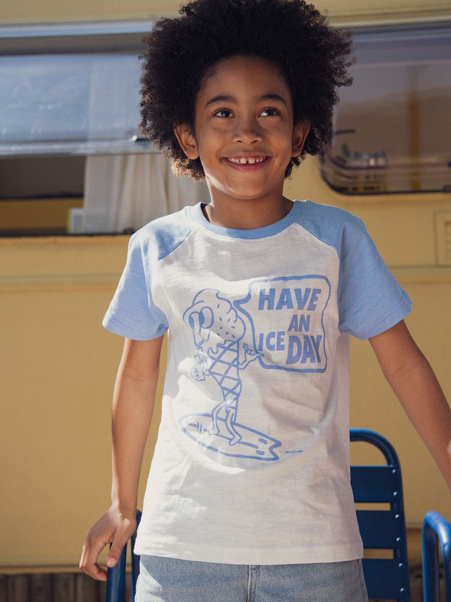 Ecru short-sleeve t-shirt with contrasting sleeves and ice animation for boys